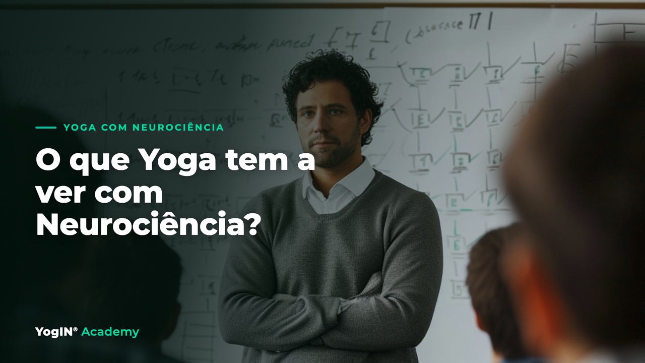 Banner do artigo O que Yoga tem a ver com Neurociência, professor diante de um quadro de equações