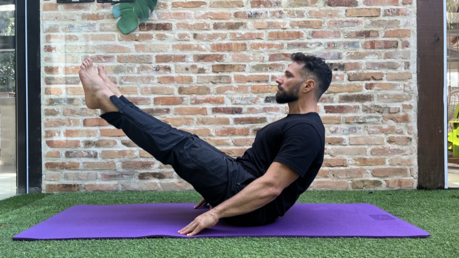 Postura ativa de Yoga, parte da prática ensinada na Formação