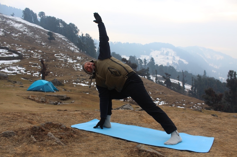 Daniel De Nardi praticando Yoga ao ar livre