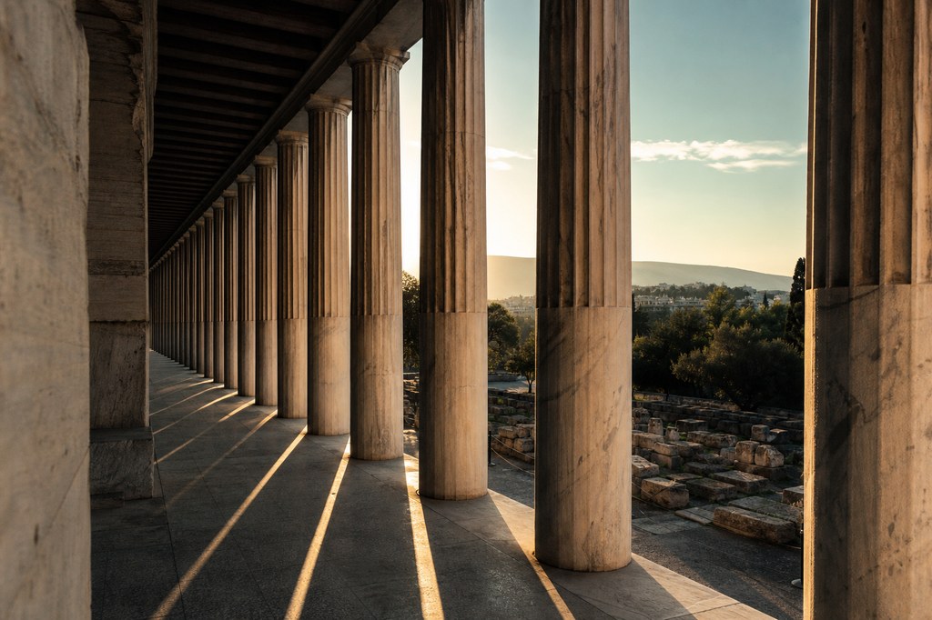 Colunas da stoa grega ao entardecer