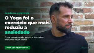 Daniel De Nardi em Postura de Yoga, ilustrando estudo sobre Yoga e ansiedade