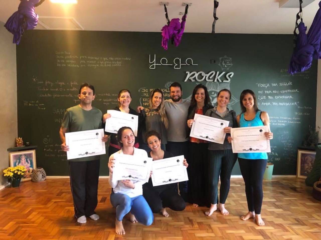 Daniel De Nardi com alunos formados em Yoga