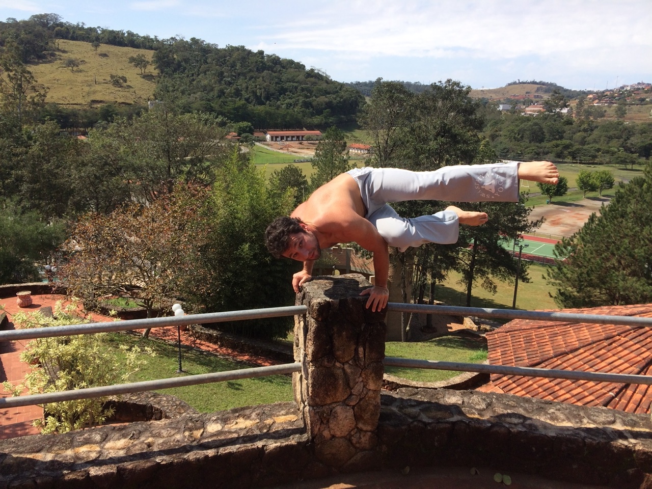 Daniel De Nardi sustentando uma postura de equilíbrio sobre os braços, em esforço isométrico