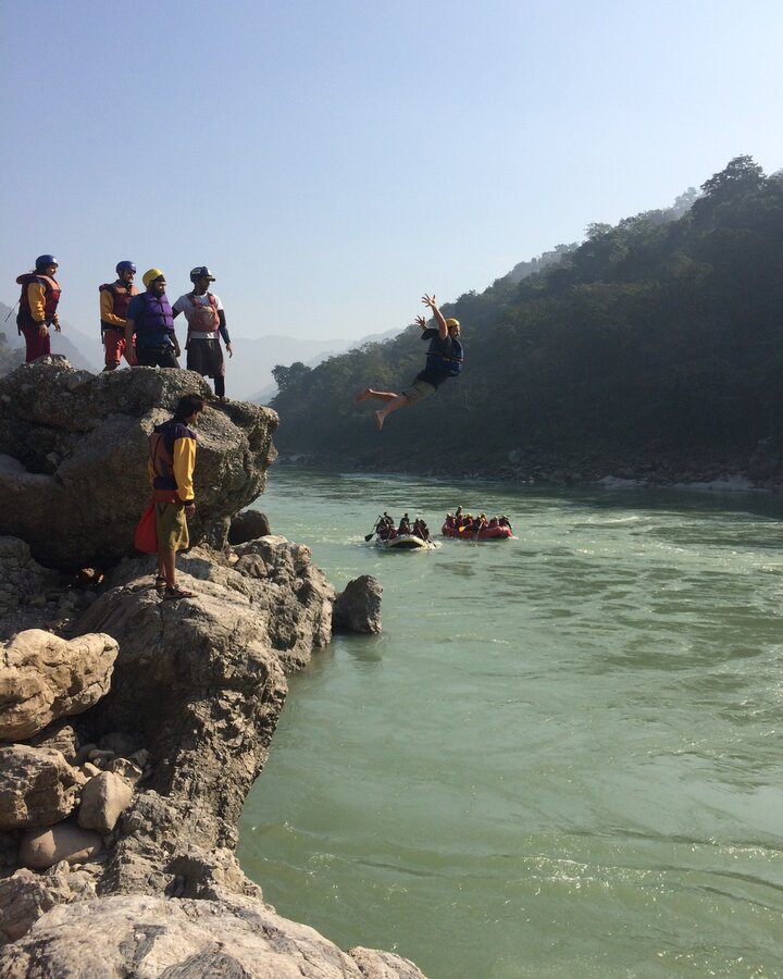 Daniel De Nardi saltando de uma pedra no rio Ganges, na Índia