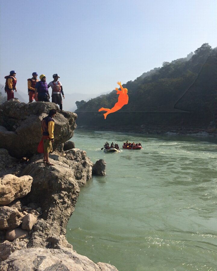 Mesma cena do salto no Ganges, com a silhueta de Daniel destacada em laranja